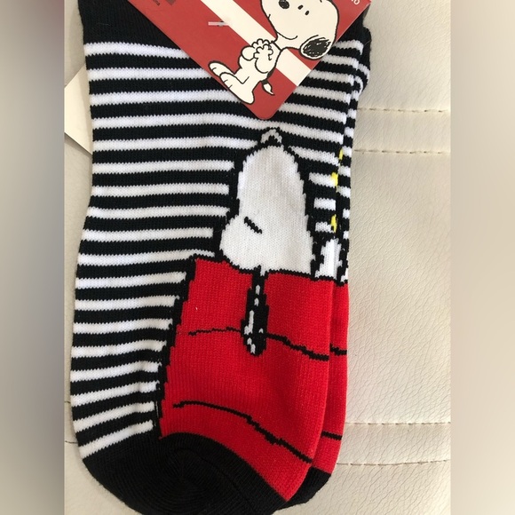 2 pairs Peanuts snoopy red striped‎ black & white no show socks new FREE - Picture 4 of 4